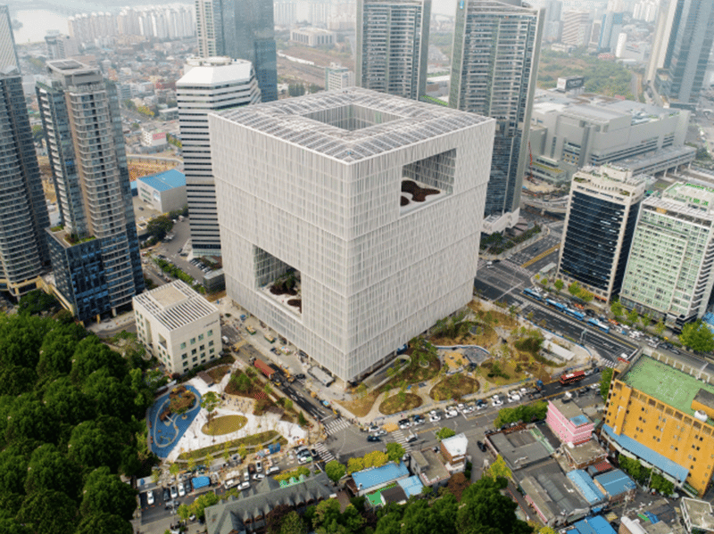 백자 달항아리를 닮은 건물 전경