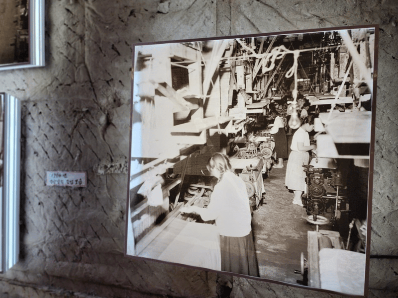 카페 벽면에 걸린 1950년대 조양방직 공장 사진