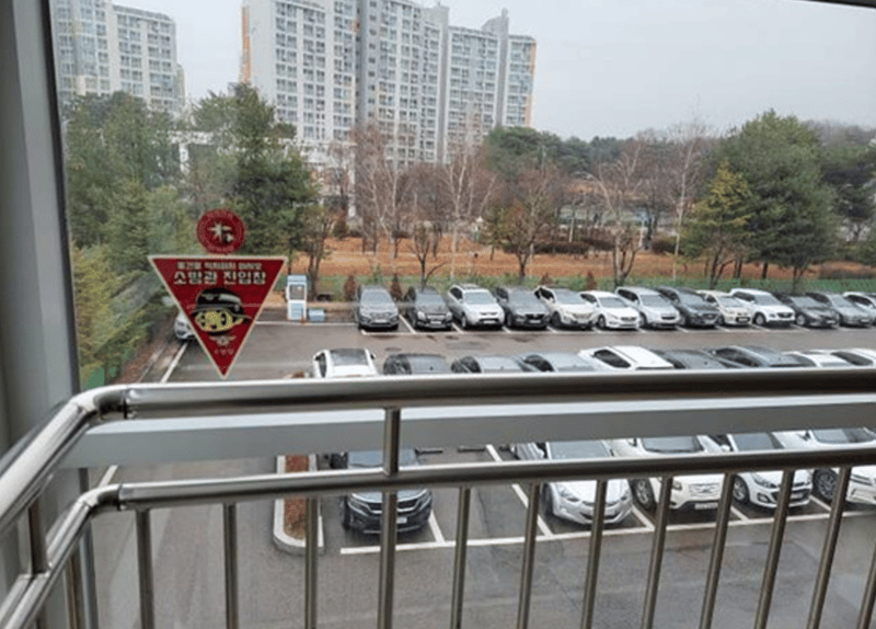 신속한 화재 진압을 위해 소방관 진입창 스티커를 붙인 초등학교