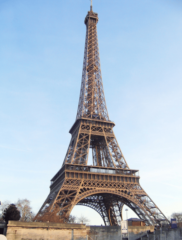 파리를 상징하는 높이 324m의 에펠탑