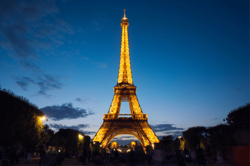 조명을 켜 환하게 빛나는 에펠탑 야경